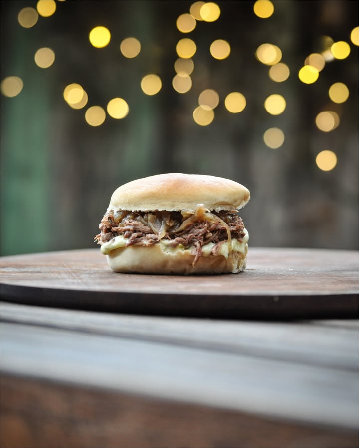 Menú Pernil: recepción + pernil de cerdo en pan con salsas - Imagen 2