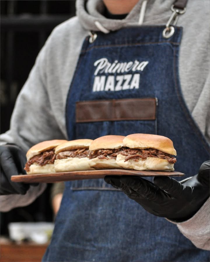 Menú Pernil: recepción + pernil de cerdo en pan con salsas - Imagen 3